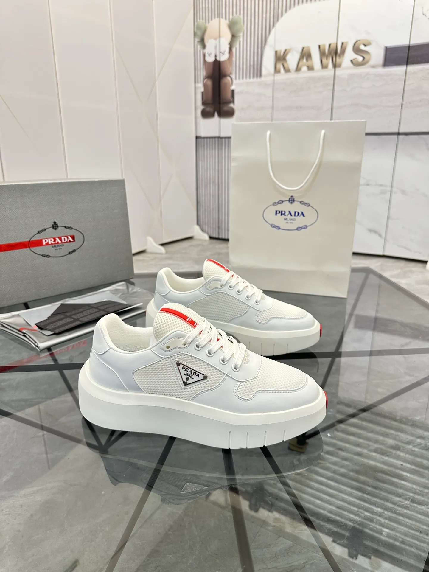 Men's shoes: 💰P620¥ High-end top quality Product trademark: Prada *"Prada*" low-top casual shoes Regular size: 38-45 (can be customized to 46) Product materials: imported first-layer cowhide leather on the upper spliced ​​with original fabric, breathable lining, cowhide foot pads, original ultra-light foam outsole. No.: 001
